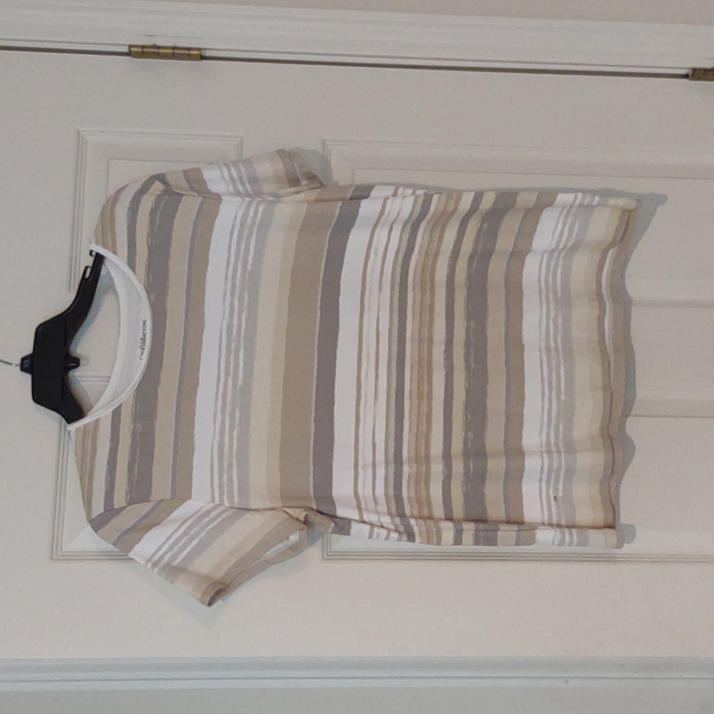 Short sleeve top in various shades of beige and tan in size XL